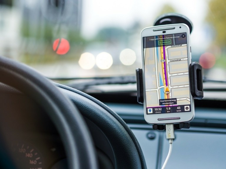 Καύσωνας: Τι να κάνετε για να μην εκραγεί το κινητό στο αυτοκίνητο