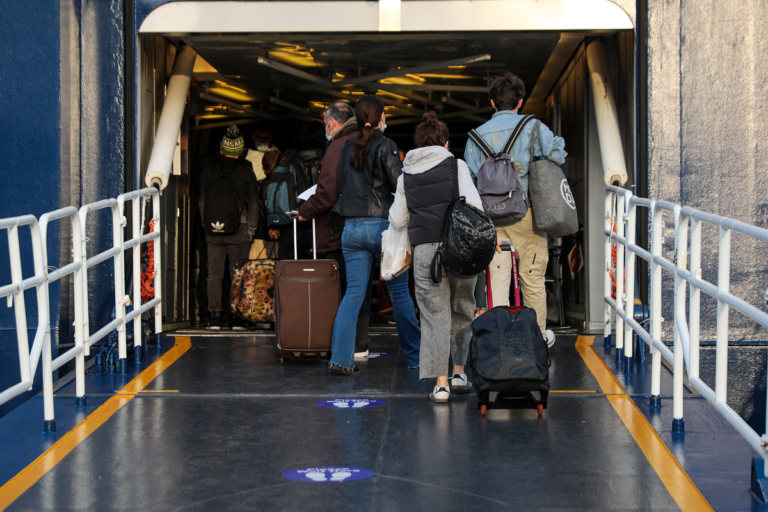Ακτοπλοϊκά εισιτήρια: Προς μείωση 20% στα ναύλα με προσφορές και οικογενειακά πακέτα