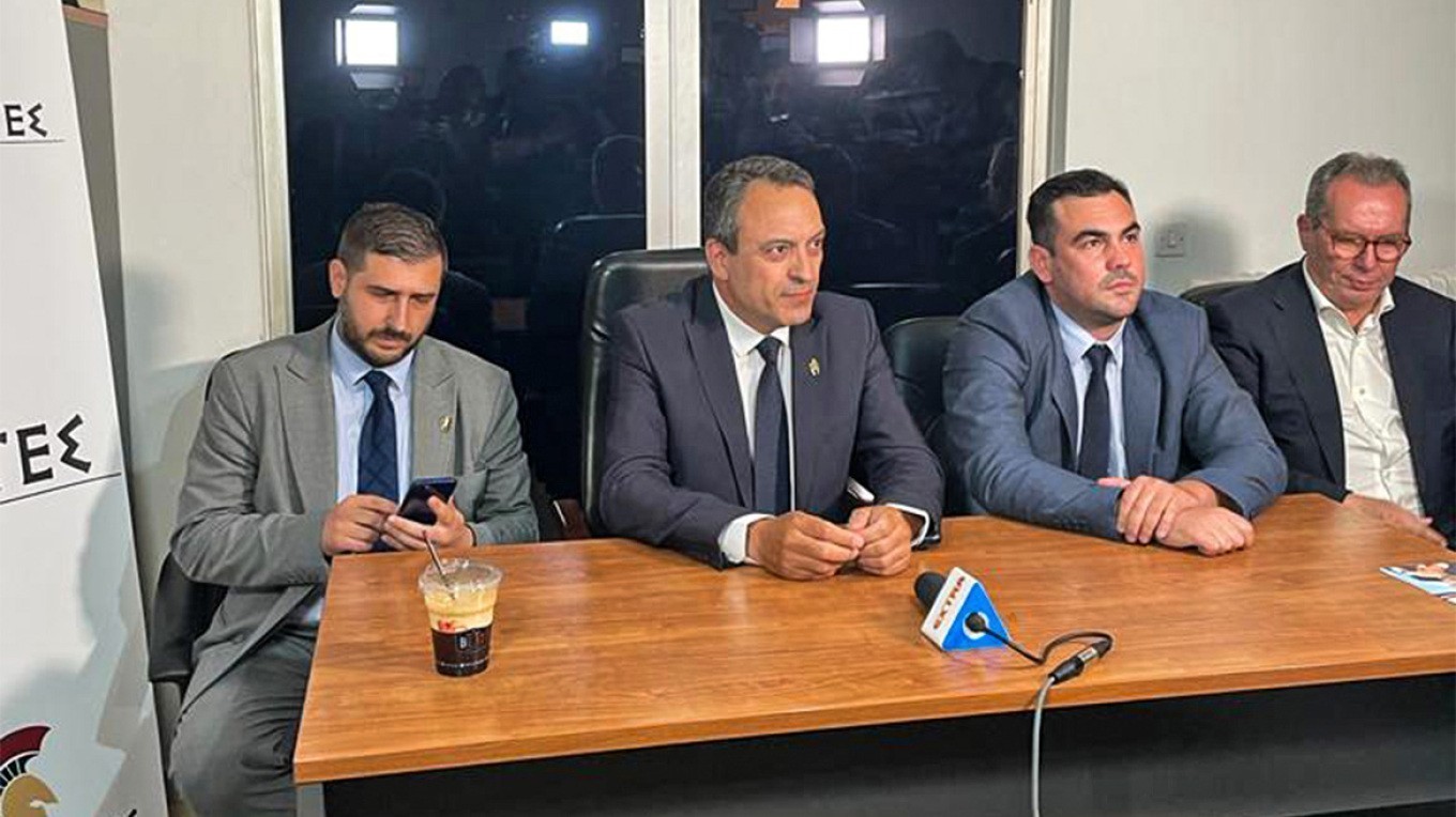 Σπαρτιάτες: Τα δυο μέτωπα, οι «αντάρτες» και ο Κασιδιάρης