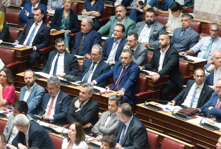 «Εμφύλιος» στους Σπαρτιάτες: Αντάρτικο 9 βουλευτών κατά Στίγκα για τον Κασιδιάρη – Τα σενάρια διάλυσης