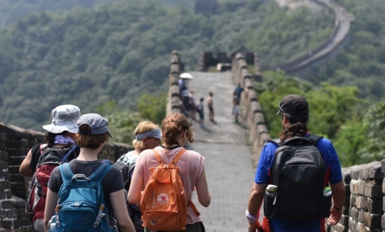 Το κολέγιο των 85.000 ευρώ ετησίως που ταξιδεύει τους μαθητές του σε όλο τον κόσμο – και στην Ελλάδα