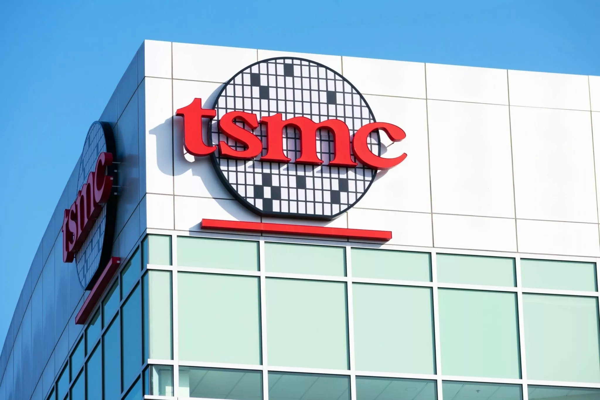 TSMC: «Βουτιά» 23% στα κέρδη β’ τριμήνου για τον μεγαλύτερο παραγωγό τσιπ στον κόσμο