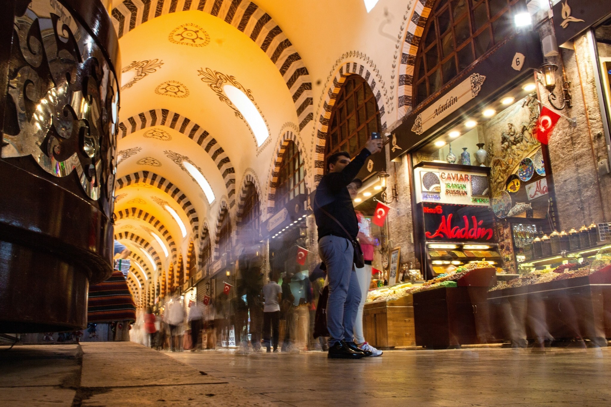 «Βουτιά» στο εμπορικό έλλειμμα της Τουρκίας – Νέο ιστορικό χαμηλό για τη λίρα