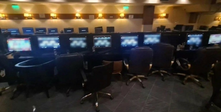 Έφοδος της ΕΛ.ΑΣ. σε παράνομο μίνι καζίνο στην Καλλιθέα – Συλλήψεις και κατάσχεση υπολογιστών (pics + vid)