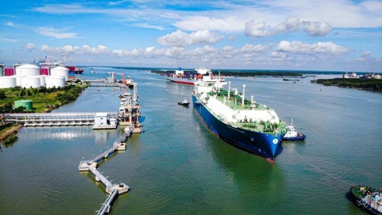 Τα πλοία του Ομίλου Αγγελικούση θέτουν σε λειτουργία τερματικούς σταθμούς για την αποθήκευση υγροποιημένου φυσικού αερίου – FSRU