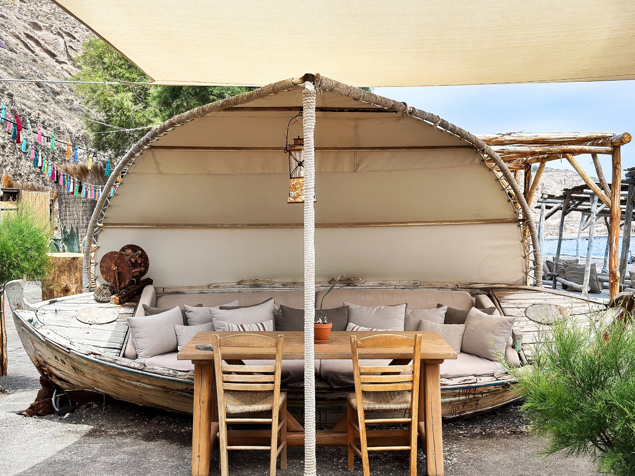 Yalos – Fun dining στη μαγική παραλία του Έξω Γιαλού στη Σαντορίνη