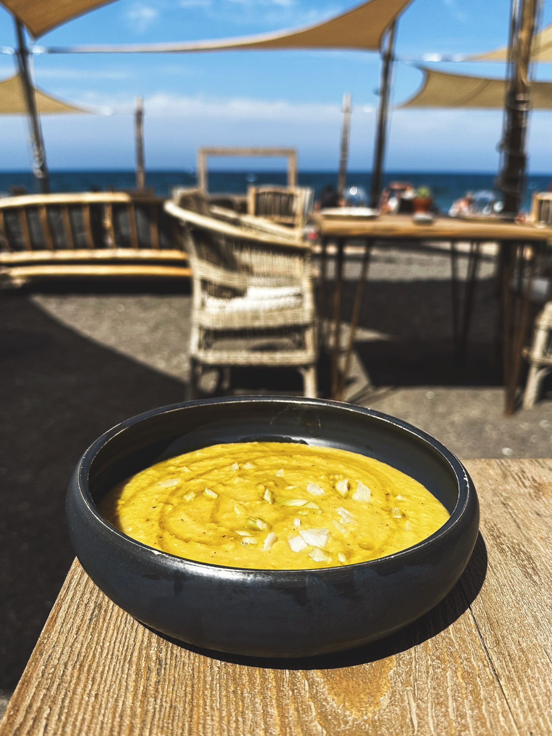 Yalos – Fun dining στη μαγική παραλία του Έξω Γιαλού στη Σαντορίνη