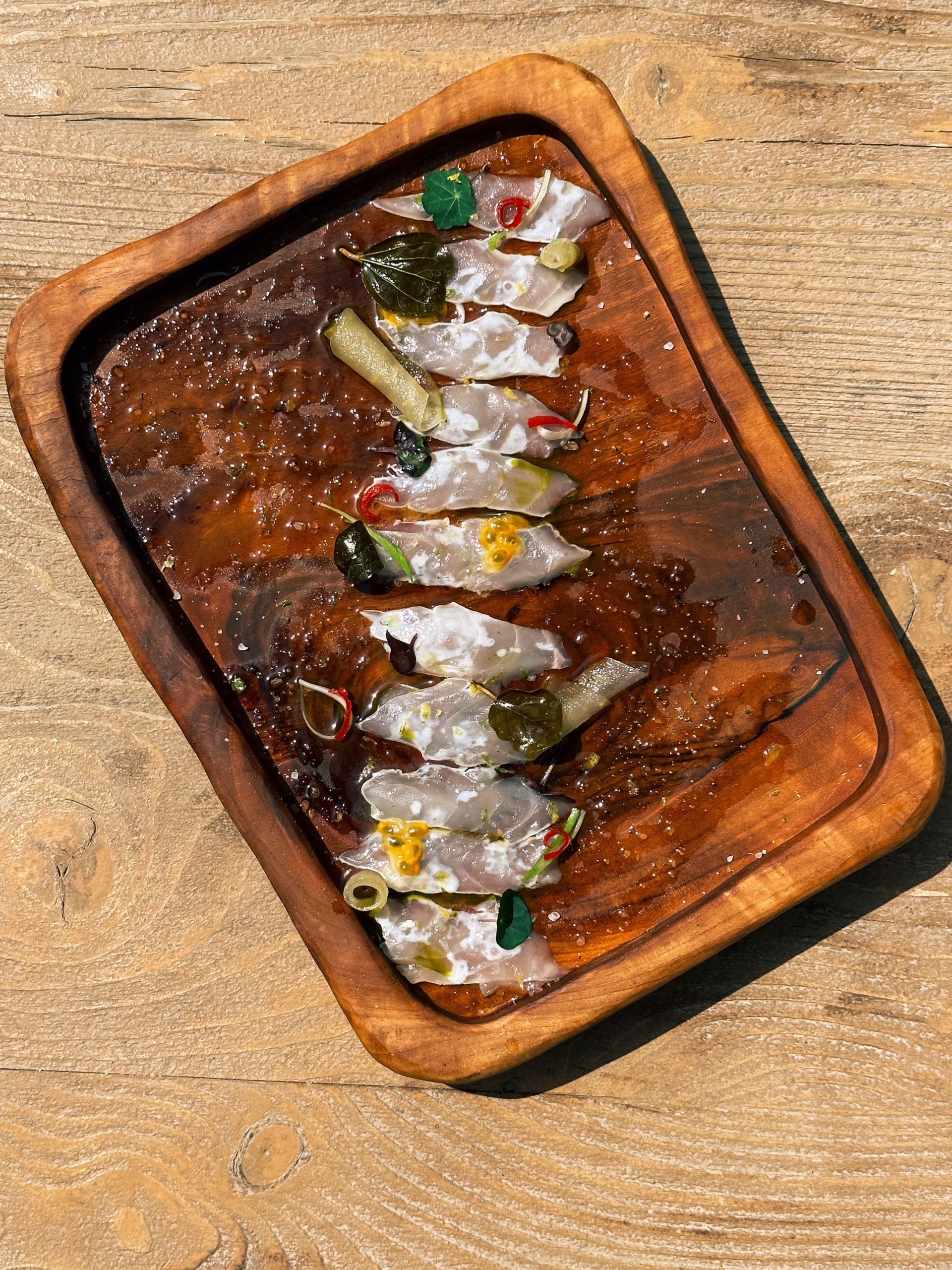 Yalos – Fun dining στη μαγική παραλία του Έξω Γιαλού στη Σαντορίνη