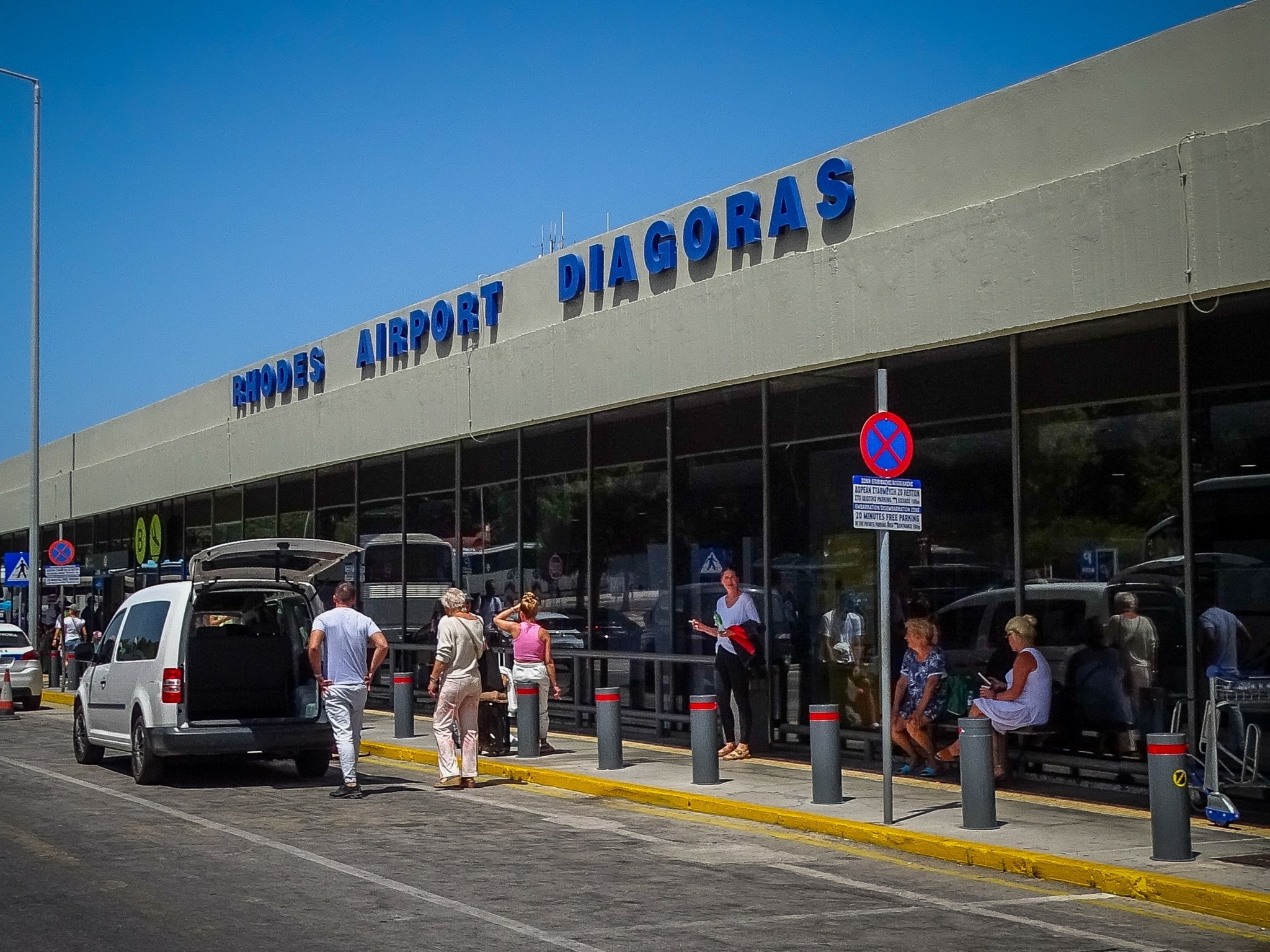 Φωτιά στη Ρόδο: Ξεκίνησε η λειτουργία του Help Desk στο αεροδρόμιο για τους τουρίστες