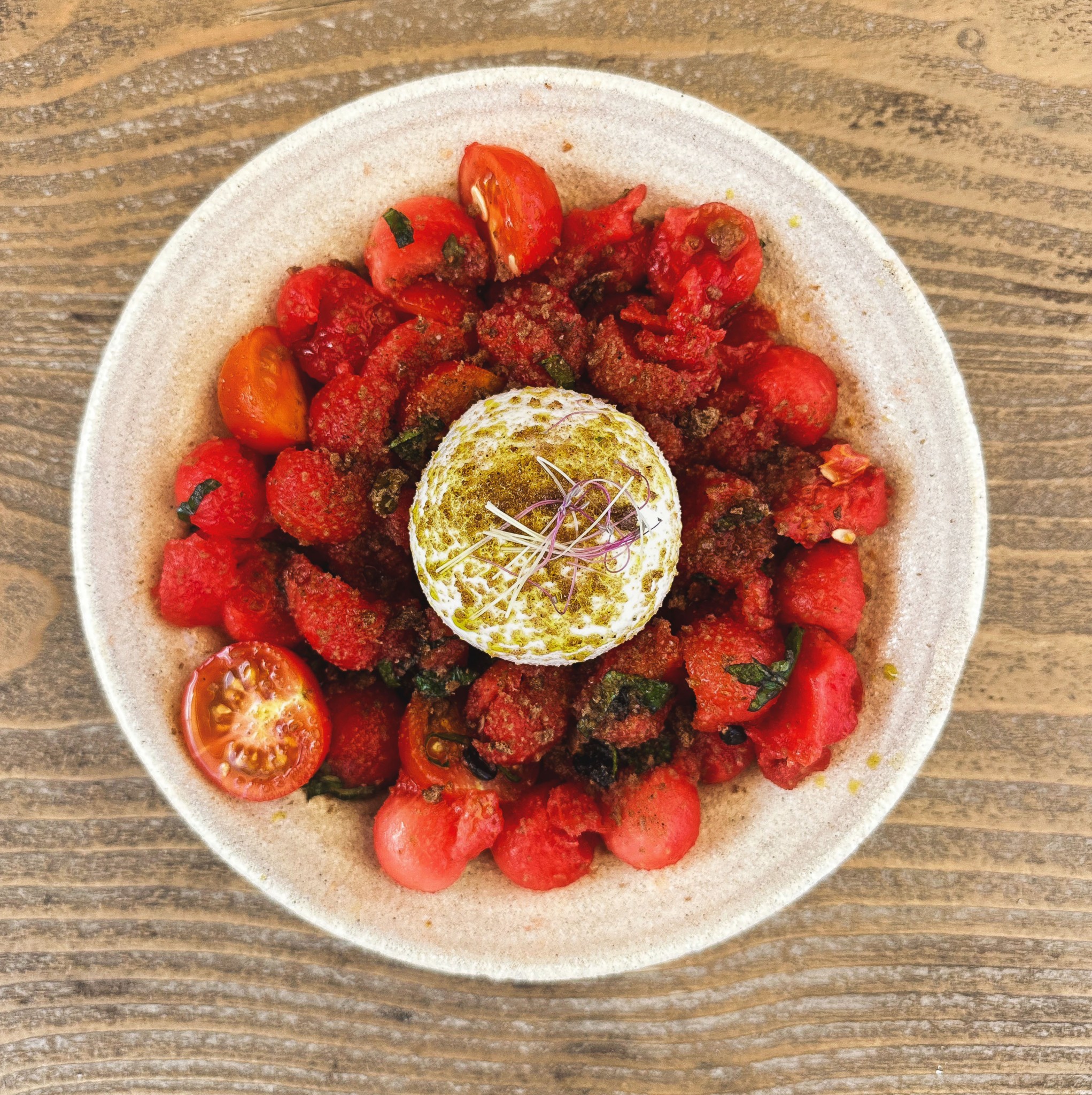 Yalos – Fun dining στη μαγική παραλία του Έξω Γιαλού στη Σαντορίνη