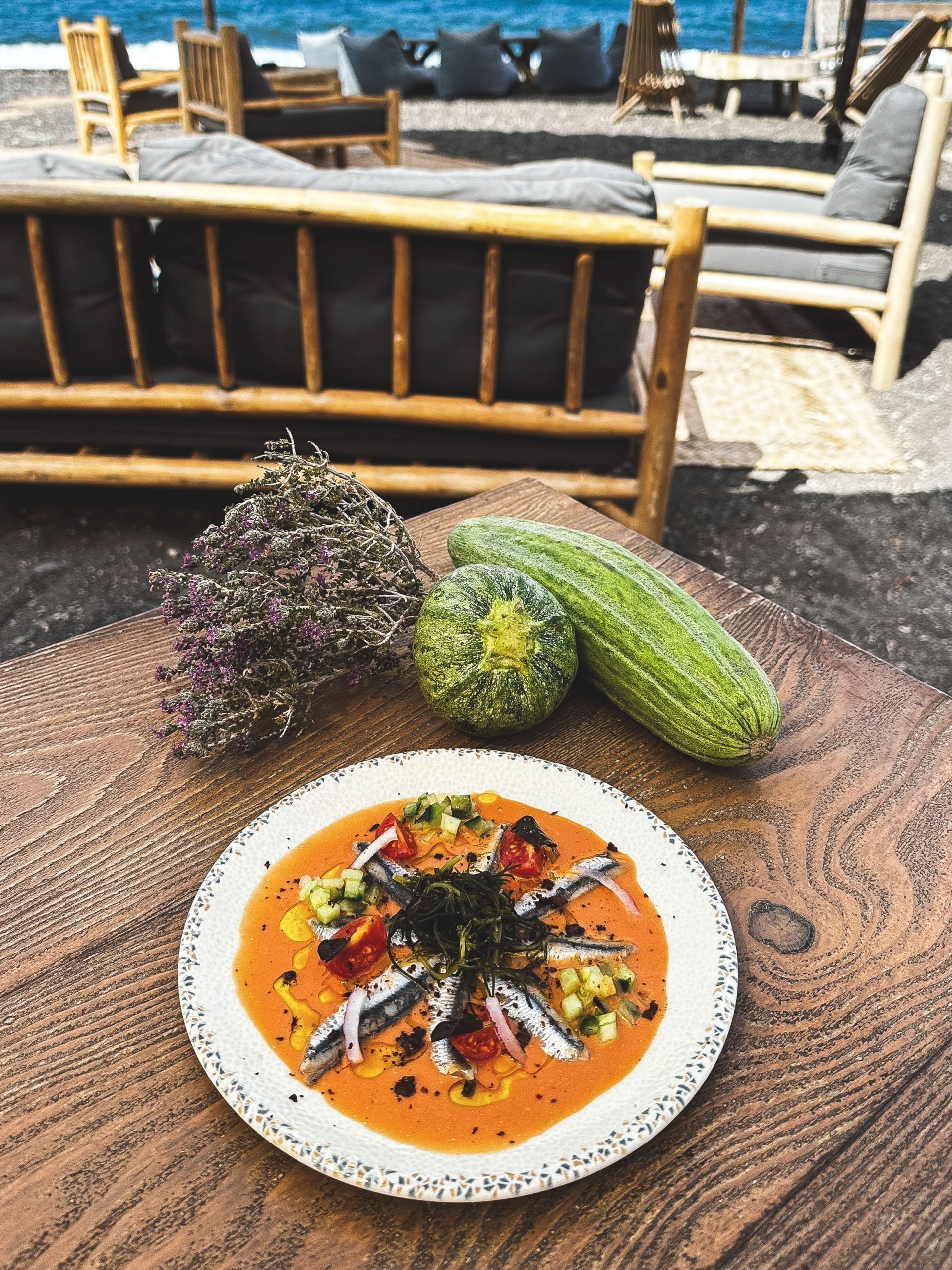 Yalos – Fun dining στη μαγική παραλία του Έξω Γιαλού στη Σαντορίνη