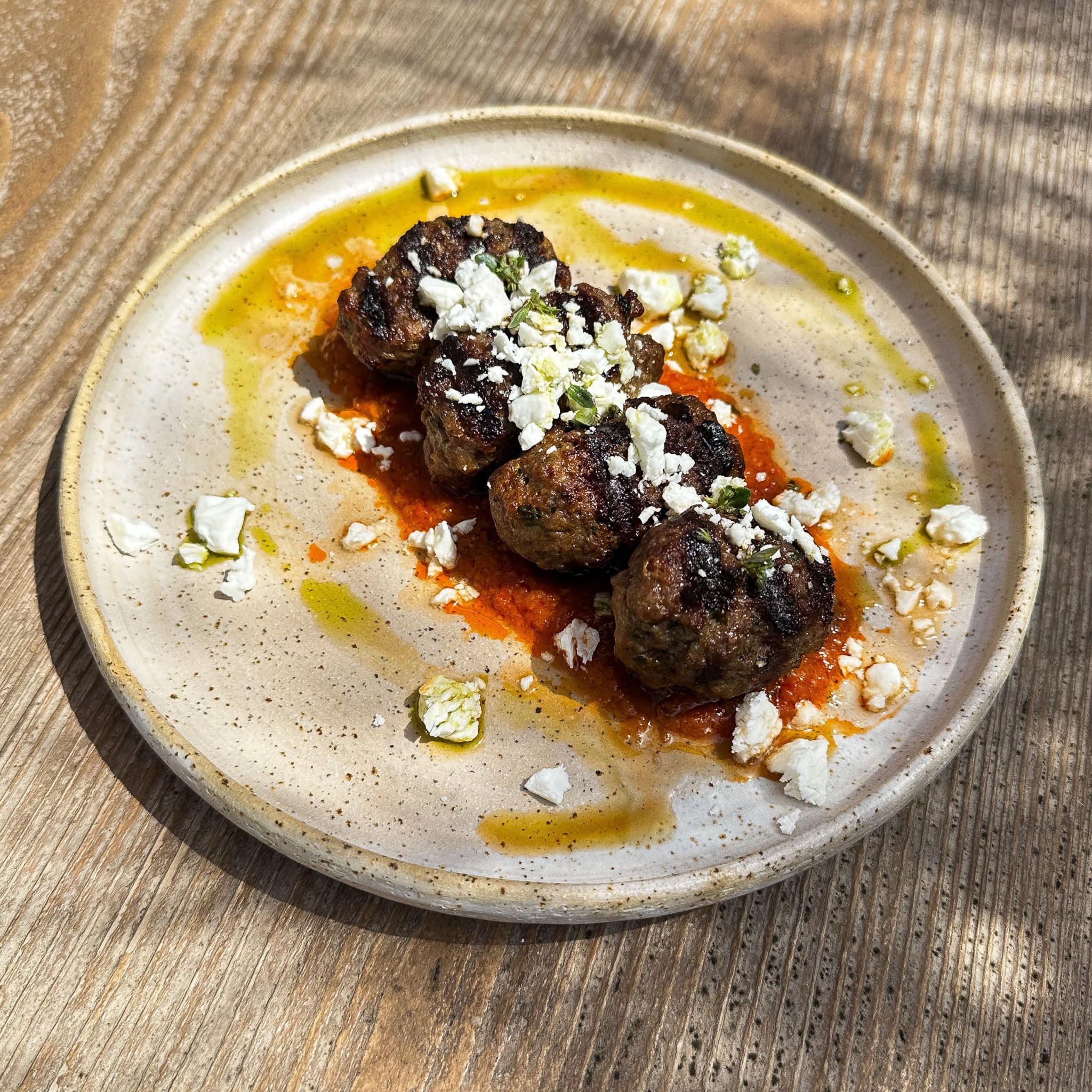 Yalos – Fun dining στη μαγική παραλία του Έξω Γιαλού στη Σαντορίνη