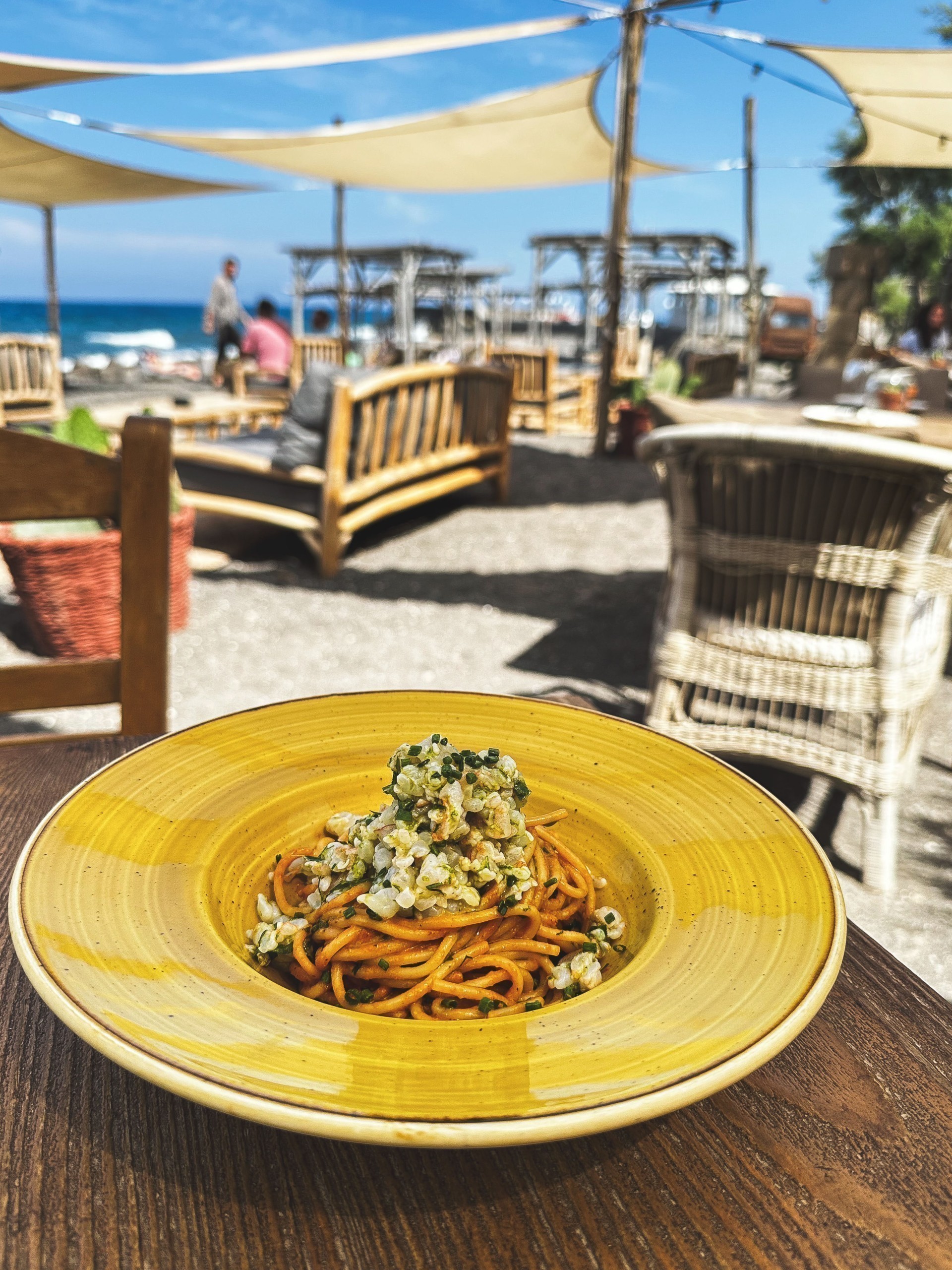 Yalos – Fun dining στη μαγική παραλία του Έξω Γιαλού στη Σαντορίνη