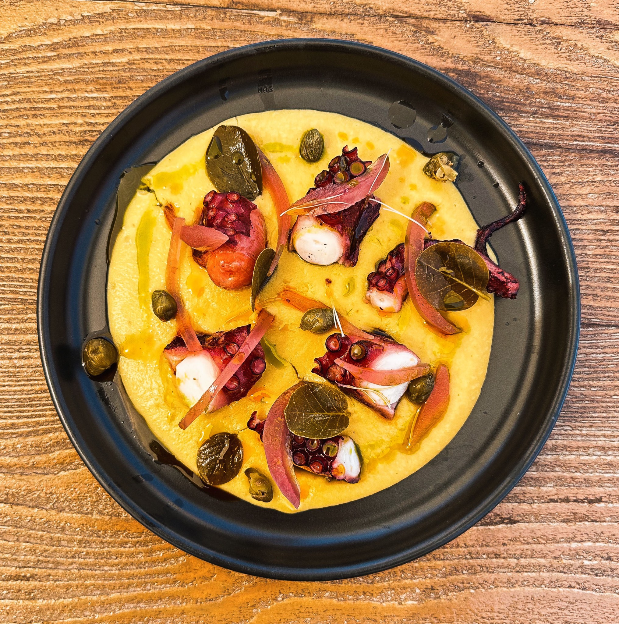 Yalos – Fun dining στη μαγική παραλία του Έξω Γιαλού στη Σαντορίνη