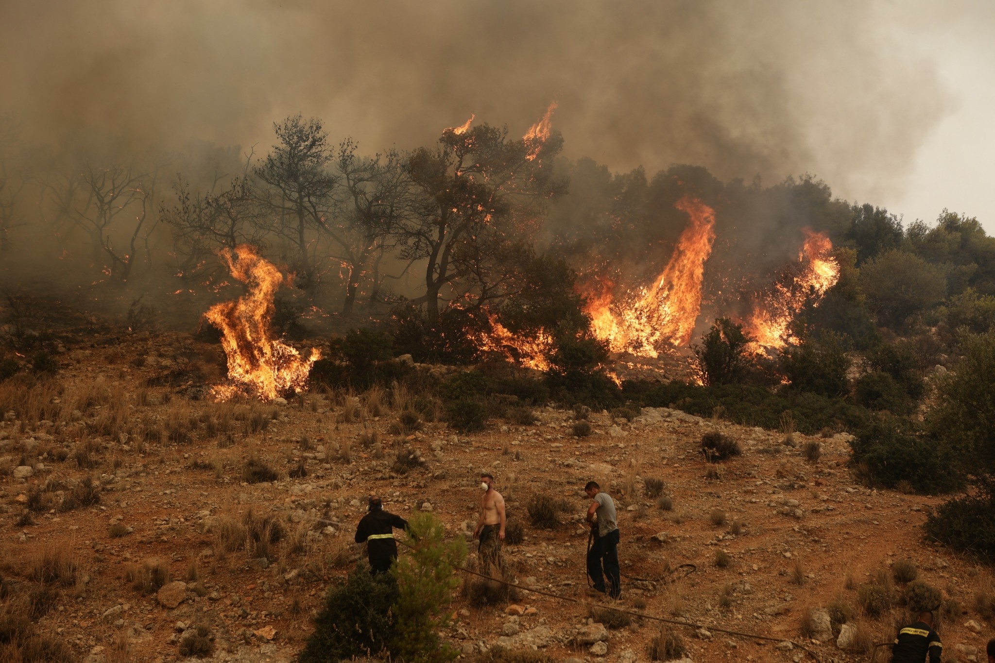 Φωτιά σε Κορινθία, Ρόδο, Δυτική Αττική: Τρίτη νύχτα μάχης με τις φλόγες – Οι εξελίξεις από τα πύρινα μέτωπα (vids) (upd)