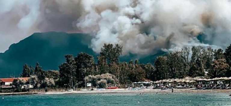 Μεγάλη φωτιά στο Αίγιο – Έκλεισε η παλαιά εθνική οδός Πατρών-Κορίνθου (upd)