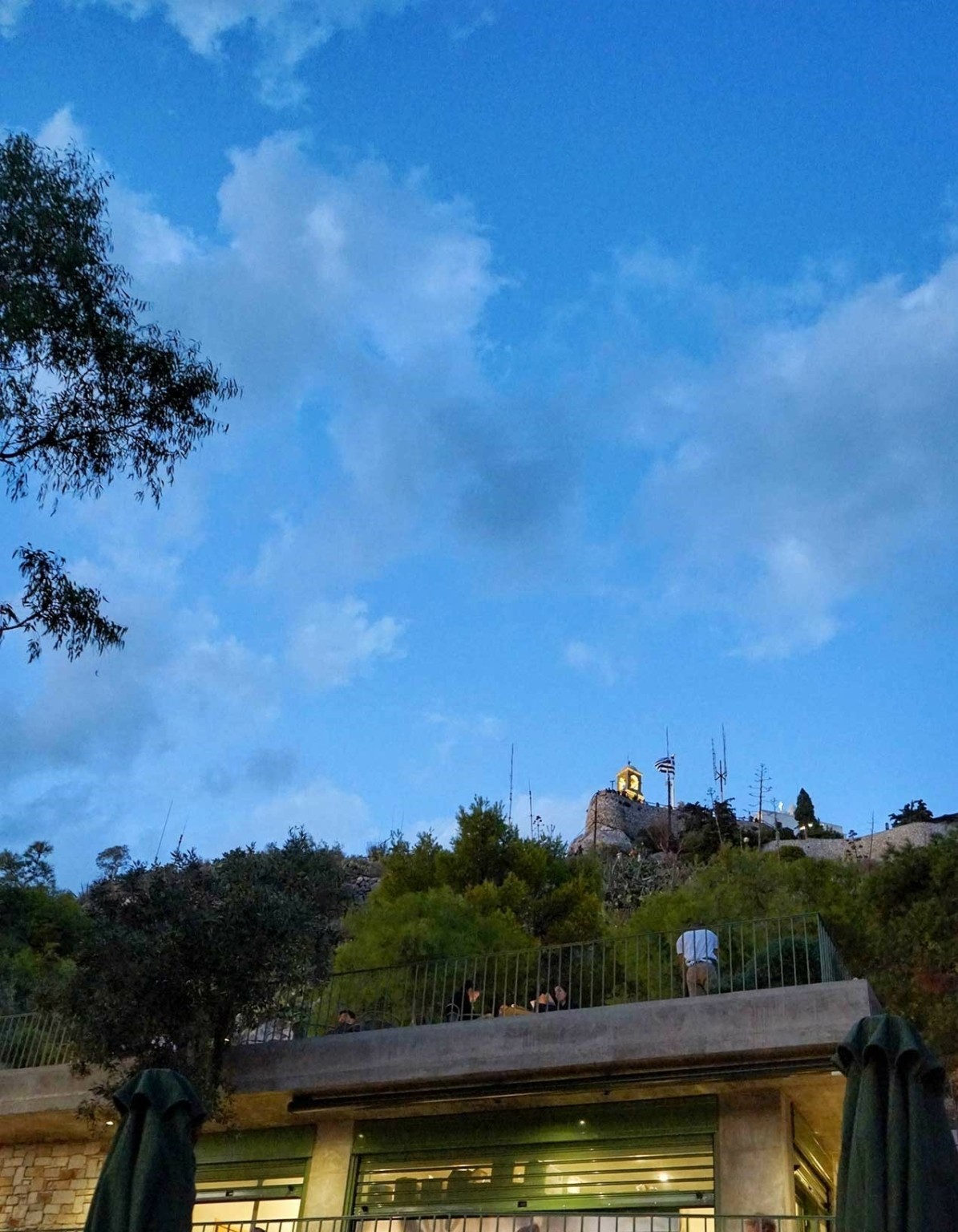 Πράσινη Τέντα: Η πιο εντυπωσιακή θέα της Αθήνας σε μια ρομαντική εμπειρία που θυμίζει ’70s