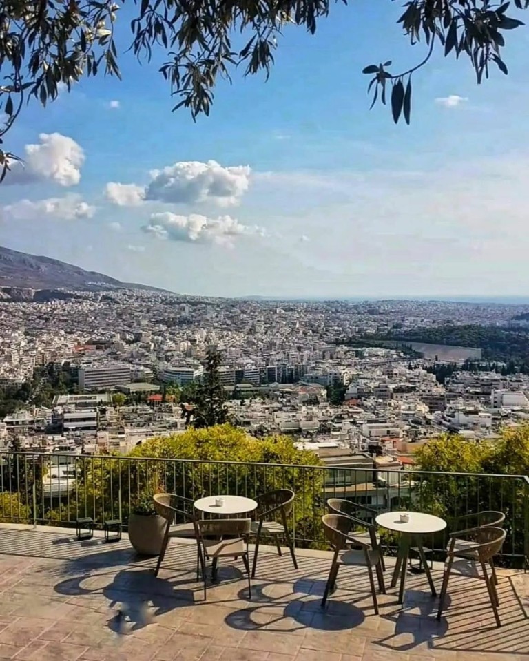 Πράσινη Τέντα: Η πιο εντυπωσιακή θέα της Αθήνας σε μια ρομαντική εμπειρία που θυμίζει ’70s