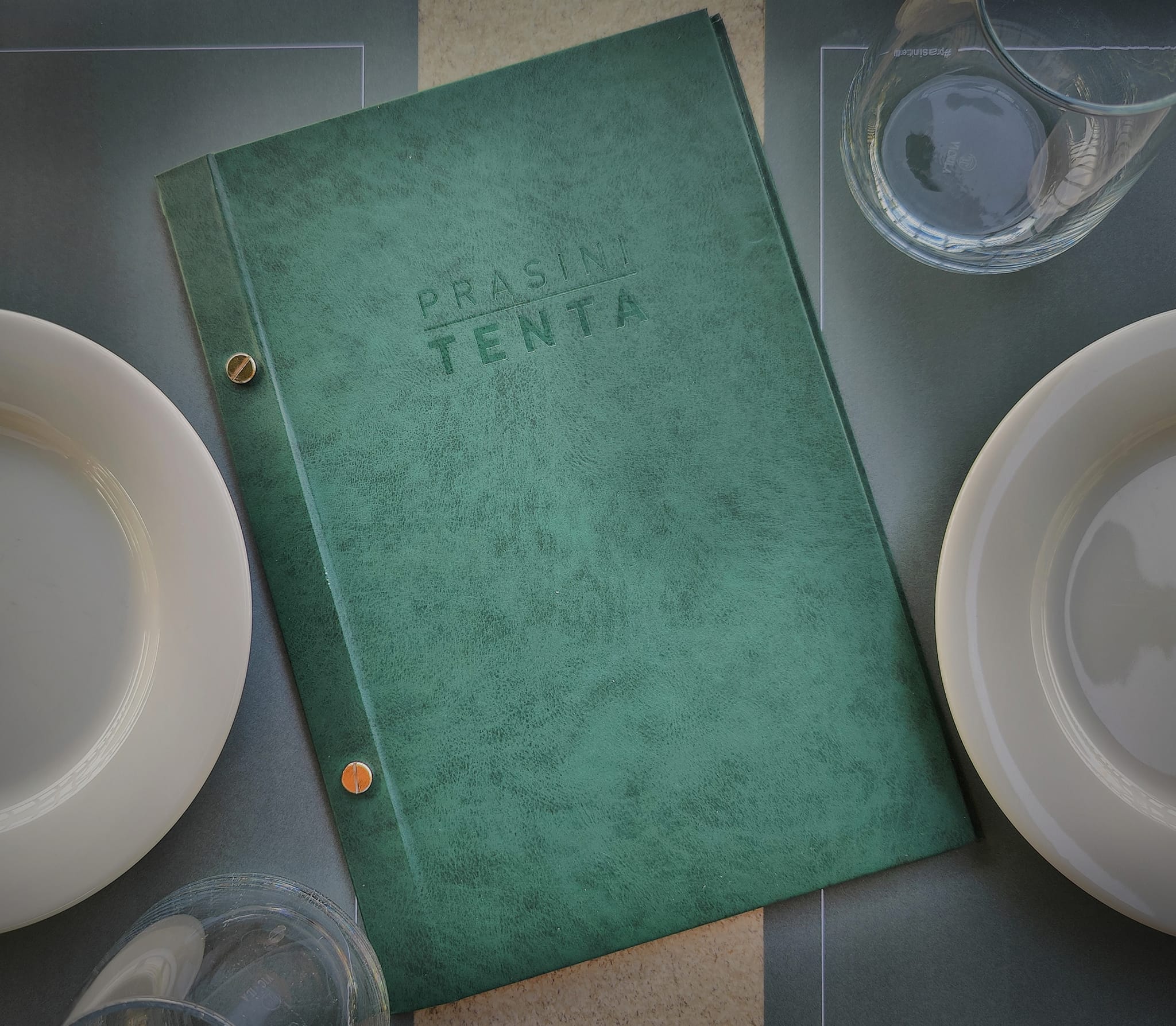 Πράσινη Τέντα: Η πιο εντυπωσιακή θέα της Αθήνας σε μια ρομαντική εμπειρία που θυμίζει ’70s