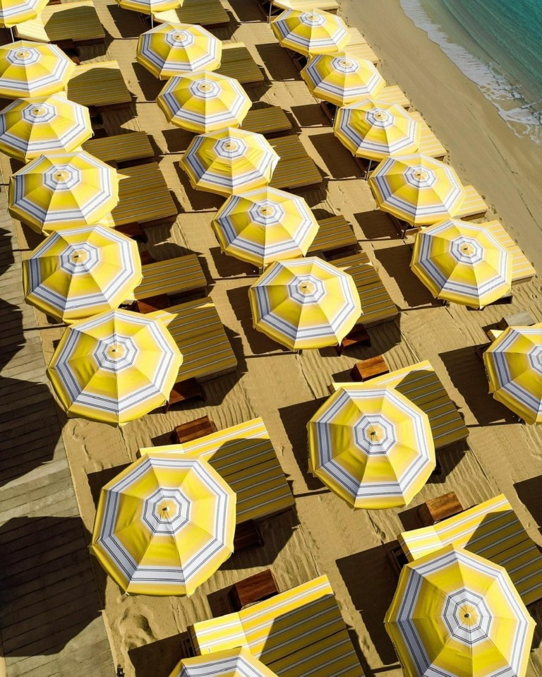 Το “κίνημα της ομπρέλας” – Τα μεγάλα brands πολυτελείας ντύνουν γνωστές παραλίες του κόσμου