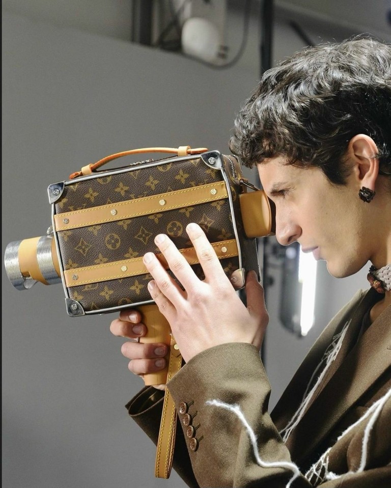 Η πιο περιττή πολυτέλεια είναι γεγονός: Η τσάντα Louis Vuitton που είναι και φωτογραφική μηχανή