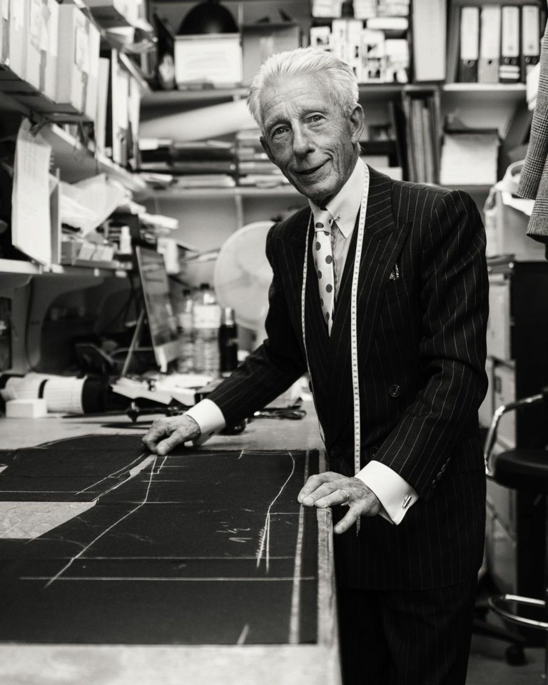 Ο ράφτης που έγινε θρύλος και λάτρευαν οι ροκ και ποπ σταρς τα τελευταία 50 χρόνια