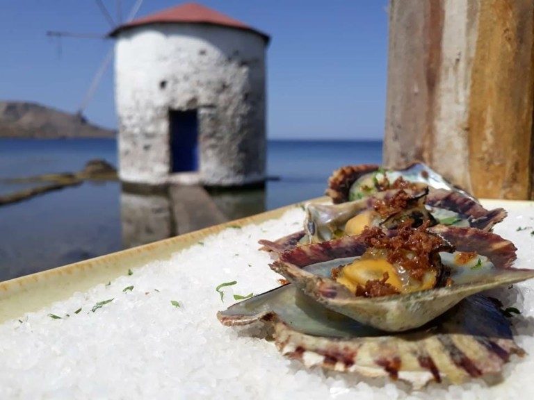 Ολοι μιλούν για το εστιατόριο Μύλος στη Λέρο – Είναι η κορυφαία εμπειρία ψαροφαγίας στην Ελλάδα;