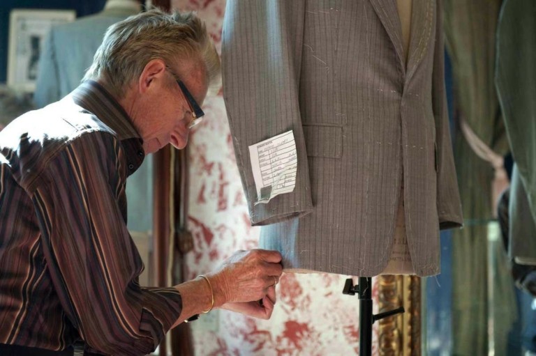 Ο ράφτης που έγινε θρύλος και λάτρευαν οι ροκ και ποπ σταρς τα τελευταία 50 χρόνια