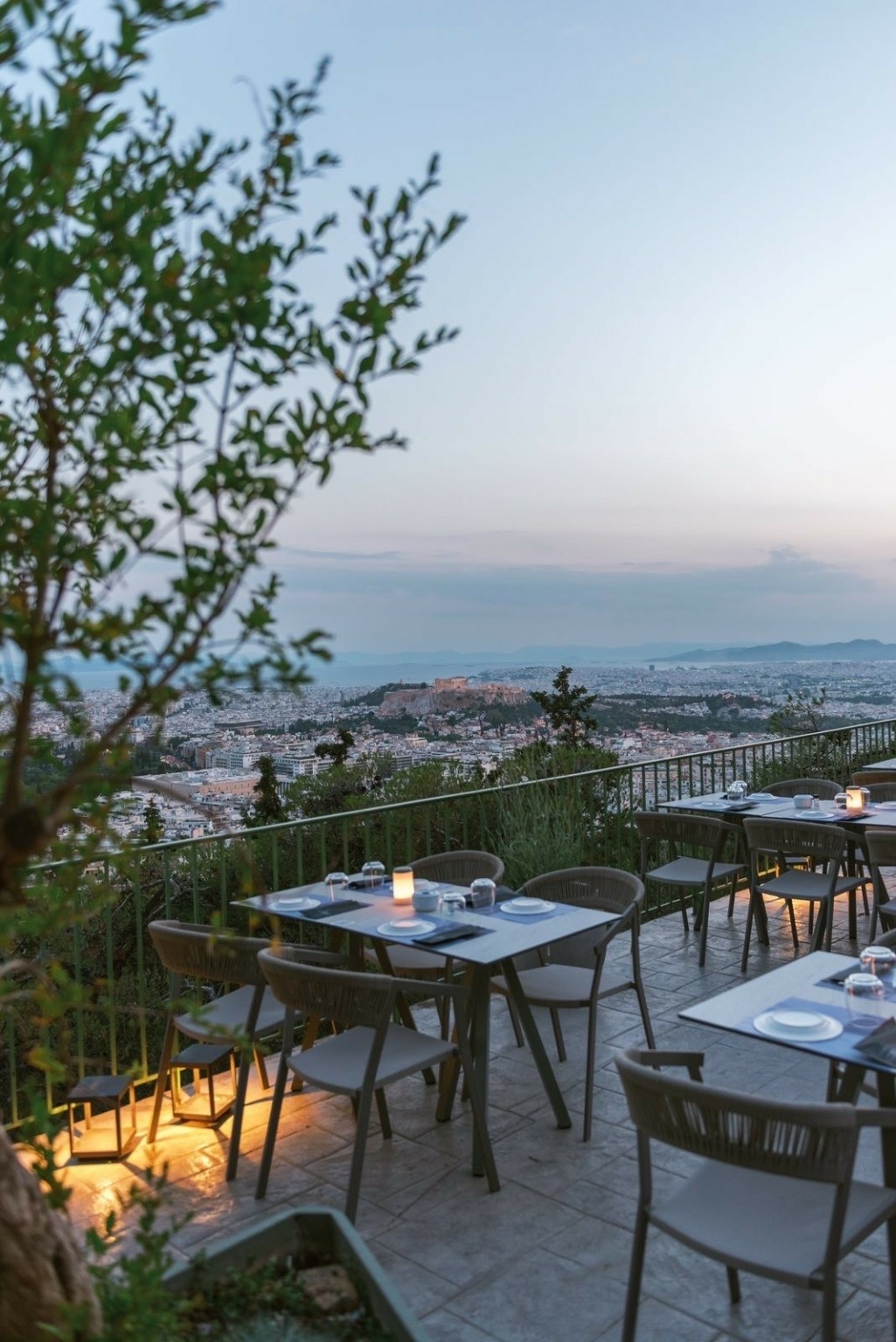 Πράσινη Τέντα: Η πιο εντυπωσιακή θέα της Αθήνας σε μια ρομαντική εμπειρία που θυμίζει ’70s