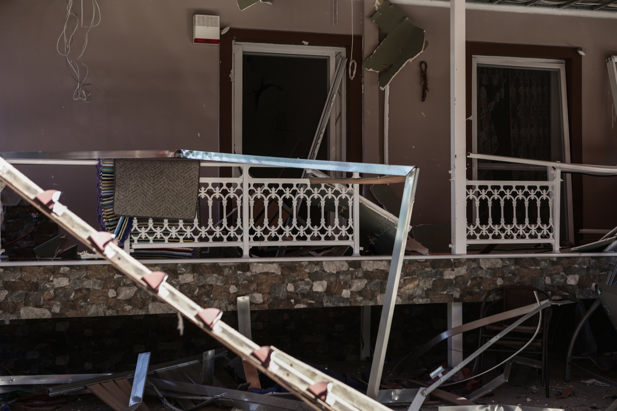 Ισχυρή έκρηξη στον Ασπρόπυργο – Καταστροφές σε σπίτια και οχήματα (pics)