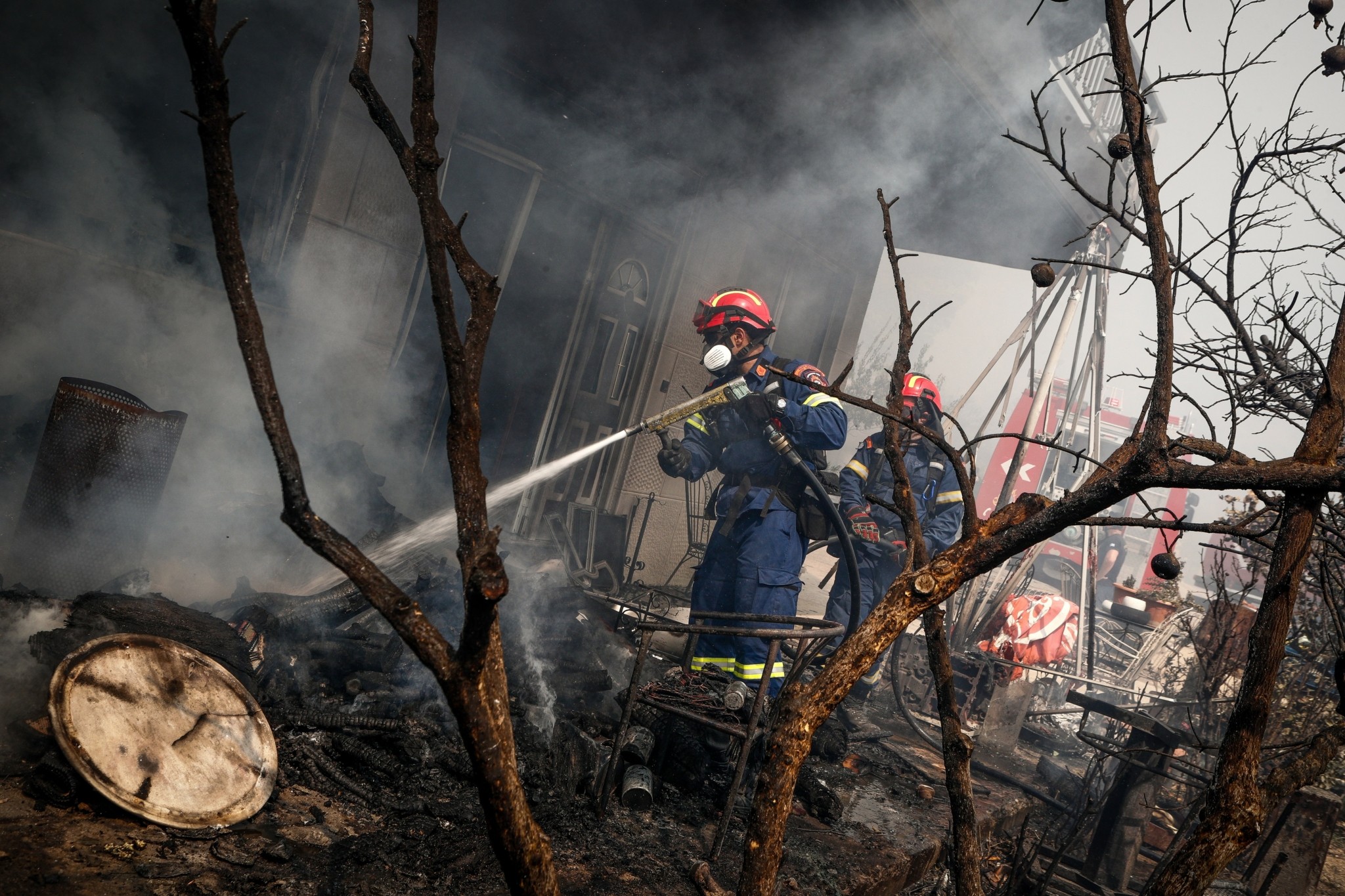 Φυλή: «112» σε Άνω Λιόσια, Γεννηματά, Κανάλα και Πανόραμα – Σπίτια και καταστήματα παραδόθηκαν στις φλόγες (pics + vid) (upd)