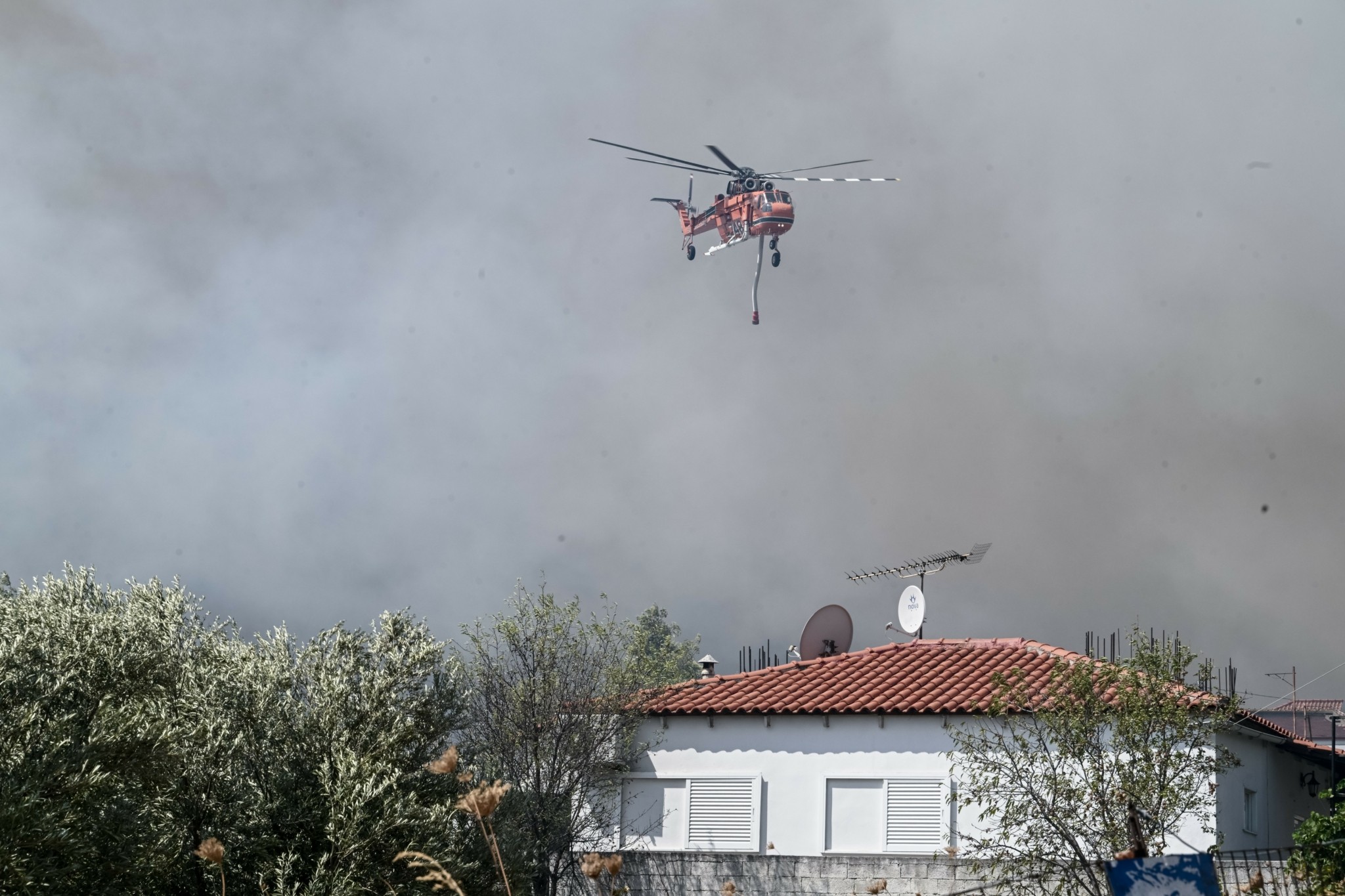 Φωτιά στην Πάρνηθα: Καίγονται σπίτια στην Αγία Παρασκευή Μενιδίου – Εκκενώνονται τρεις οικισμοί και η Αμυγδαλέζα (vids) (upd)