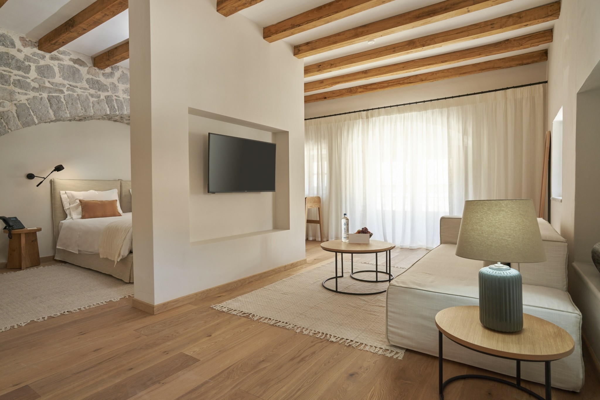 O Αγγλος που έφτιαξε το πεντάστερο μπουτίκ ξενοδοχείο στην μόνη αμμουδιά της Υδρας