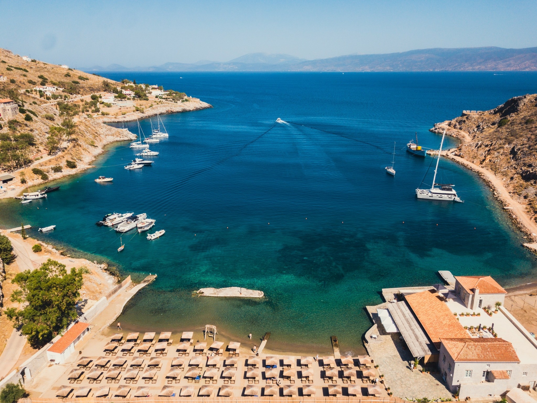 O Αγγλος που έφτιαξε το πεντάστερο μπουτίκ ξενοδοχείο στην μόνη αμμουδιά της Υδρας