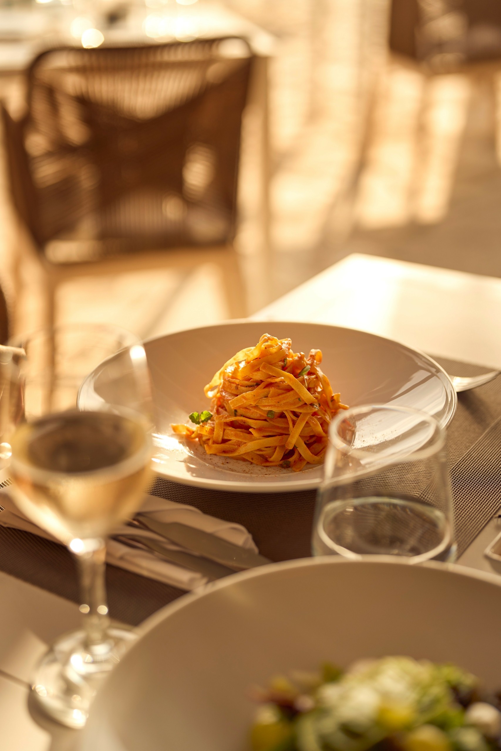 O Αγγλος που έφτιαξε το πεντάστερο μπουτίκ ξενοδοχείο στην μόνη αμμουδιά της Υδρας