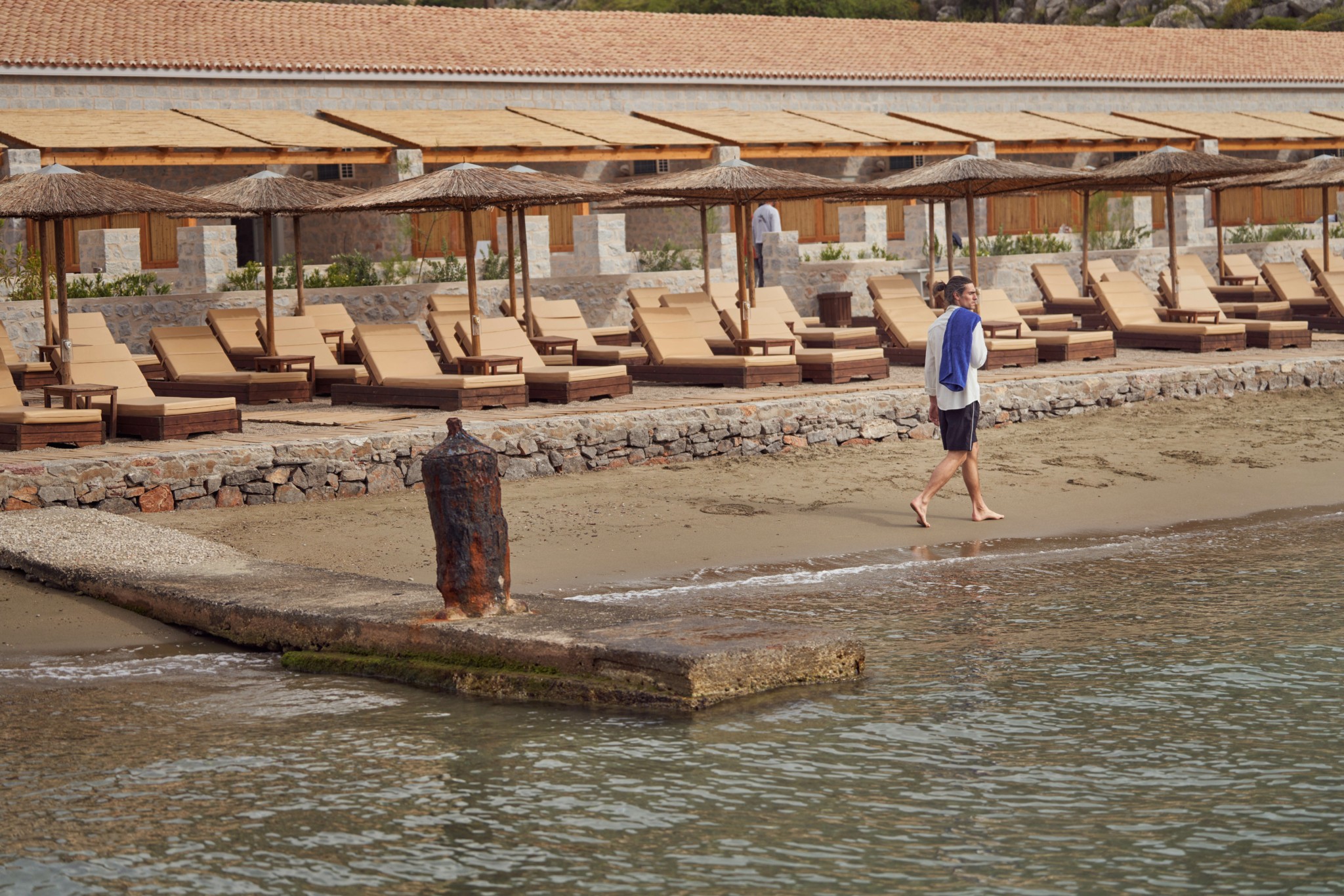O Αγγλος που έφτιαξε το πεντάστερο μπουτίκ ξενοδοχείο στην μόνη αμμουδιά της Υδρας