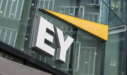 EY: Η παγκόσμια αγορά IPO έκλεισε το 2023 με 1.298 συναλλαγές, που συγκέντρωσαν 123,2 δισ. δολάρια