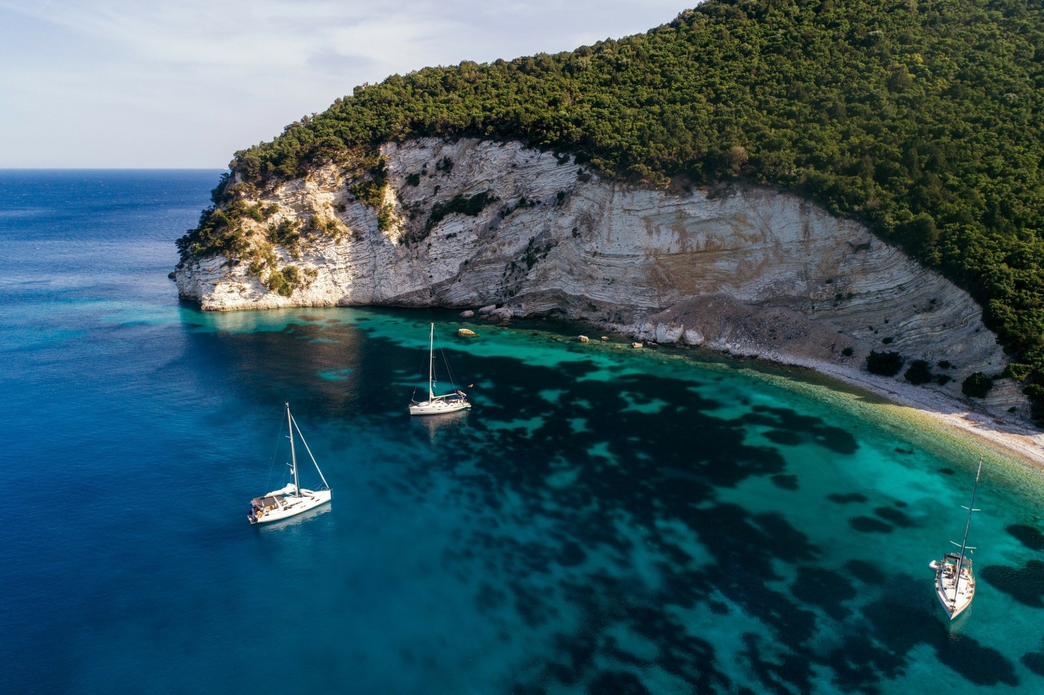 Το ιδιωτικό νησί του εφοπλιστή Τσάκου στο Ιόνιο που είναι ο παράδεισος των γιοτ