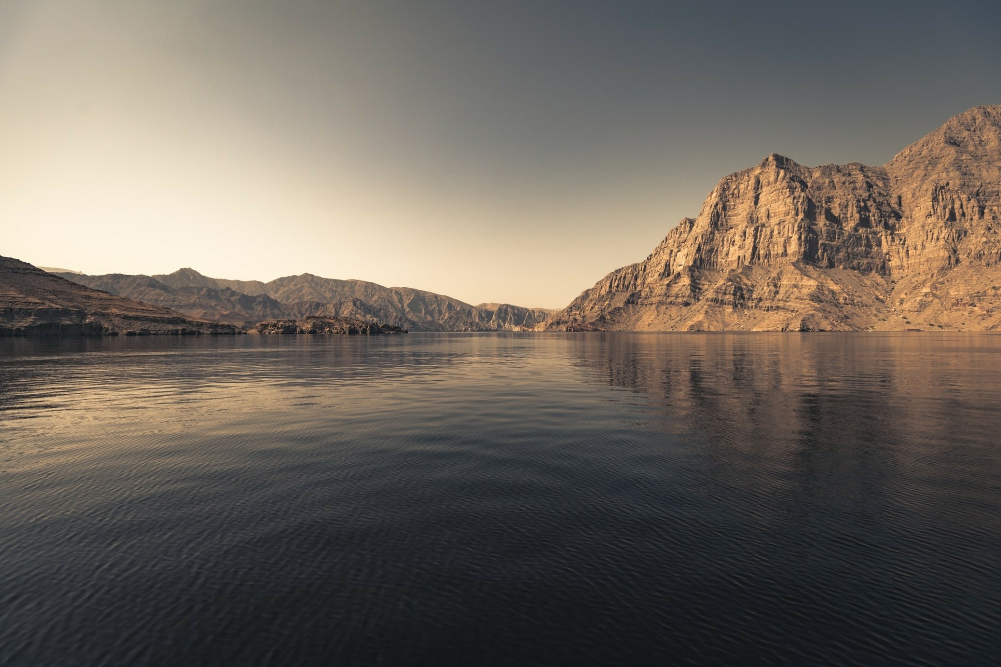 “Η Νορβηγία της Αραβίας” – Η εμπειρία στην άγρια ακτογραμμή μιας χερσονήσου στο Ομάν
