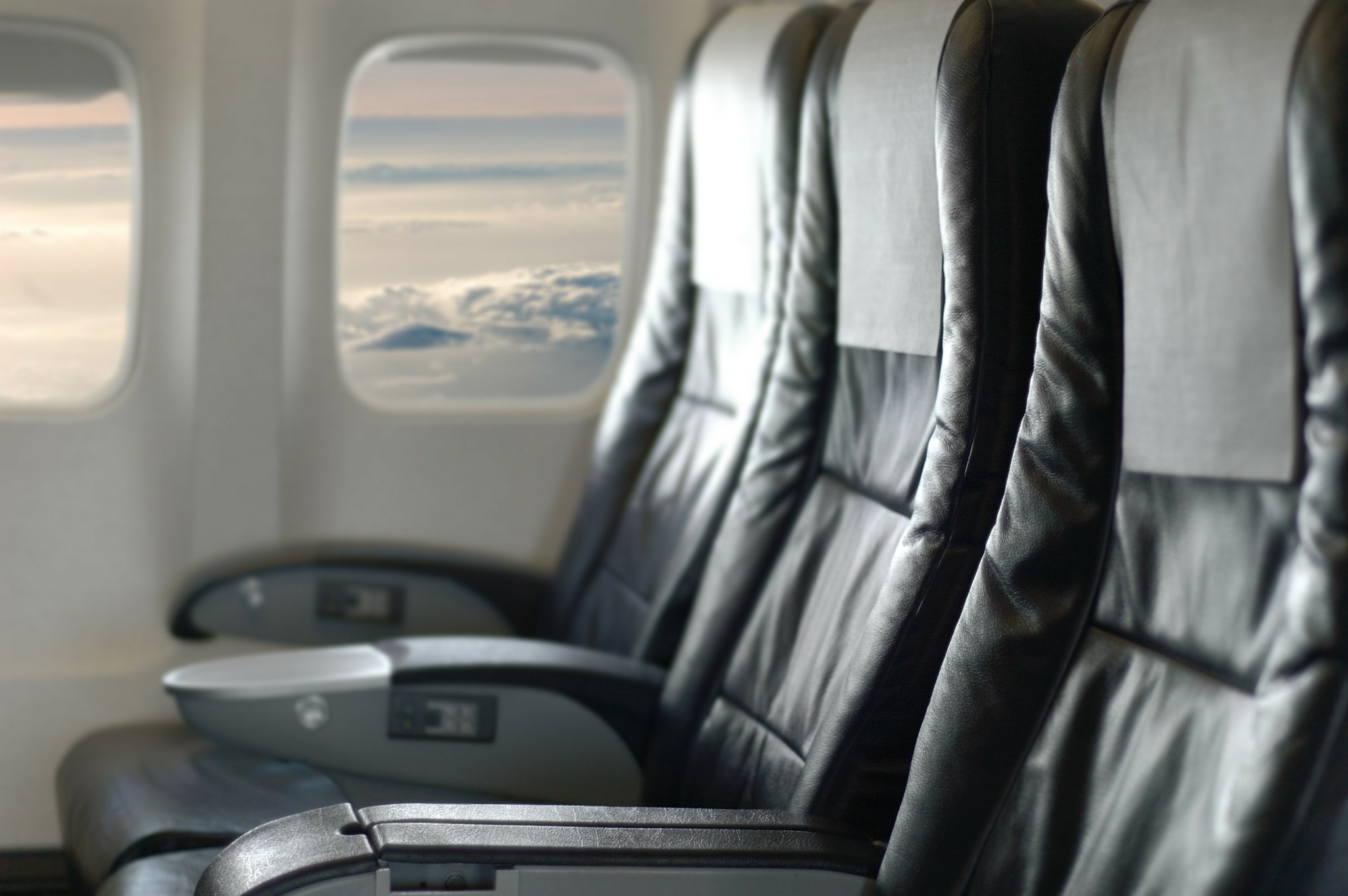 Καλοί τρόποι στο αεροπλάνο: Είναι σωστό να “ρίχνουμε” το κάθισμά μας μειώνοντας τον χώρο του επιβάτη πίσω μας;