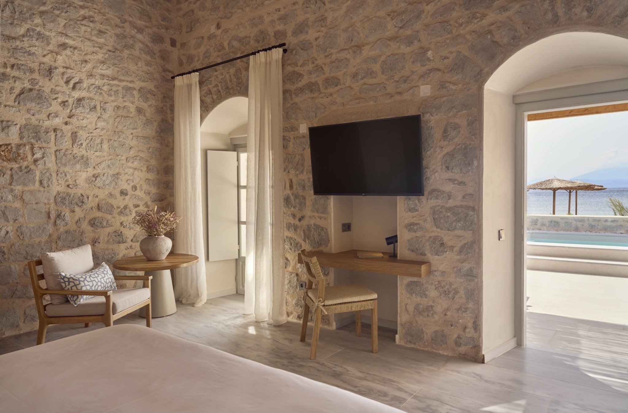 O Αγγλος που έφτιαξε το πεντάστερο μπουτίκ ξενοδοχείο στην μόνη αμμουδιά της Υδρας