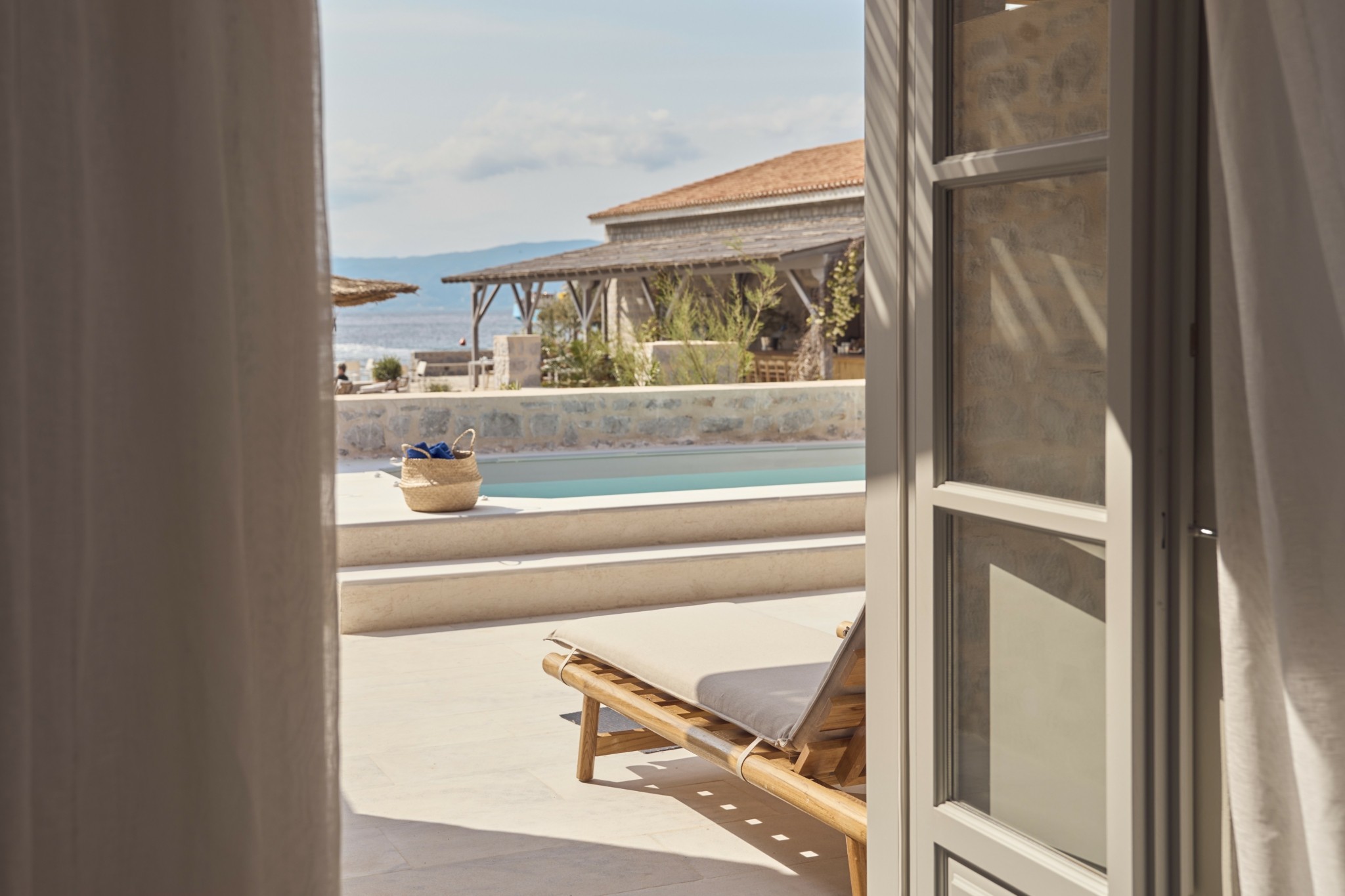 O Αγγλος που έφτιαξε το πεντάστερο μπουτίκ ξενοδοχείο στην μόνη αμμουδιά της Υδρας