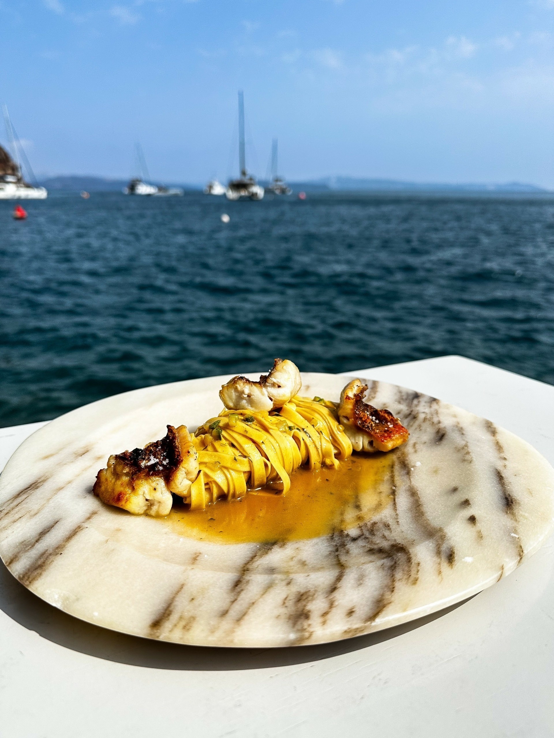 Qhera – Koρυφαία εμπειρία γαστρονομίας πάνω στα κύματα της Θηρασιάς