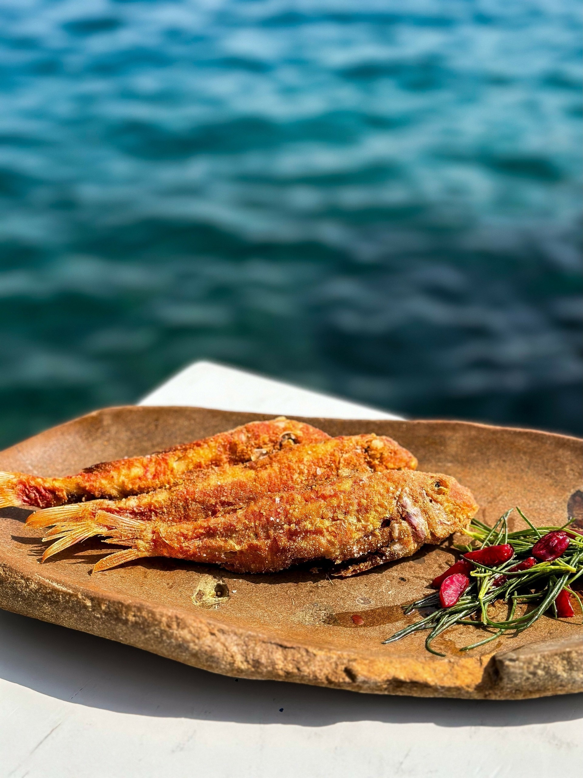 Qhera – Koρυφαία εμπειρία γαστρονομίας πάνω στα κύματα της Θηρασιάς