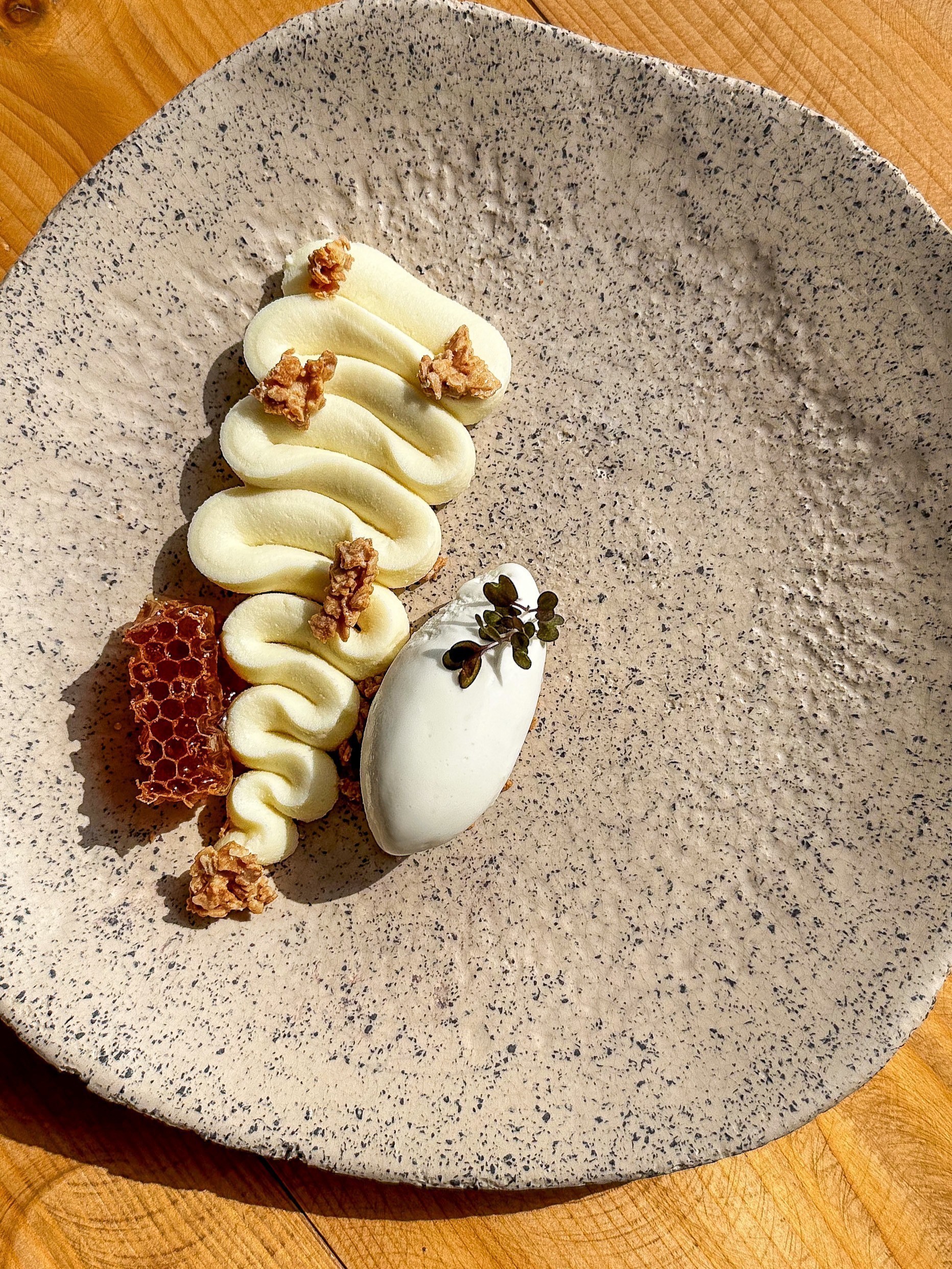 Qhera – Koρυφαία εμπειρία γαστρονομίας πάνω στα κύματα της Θηρασιάς