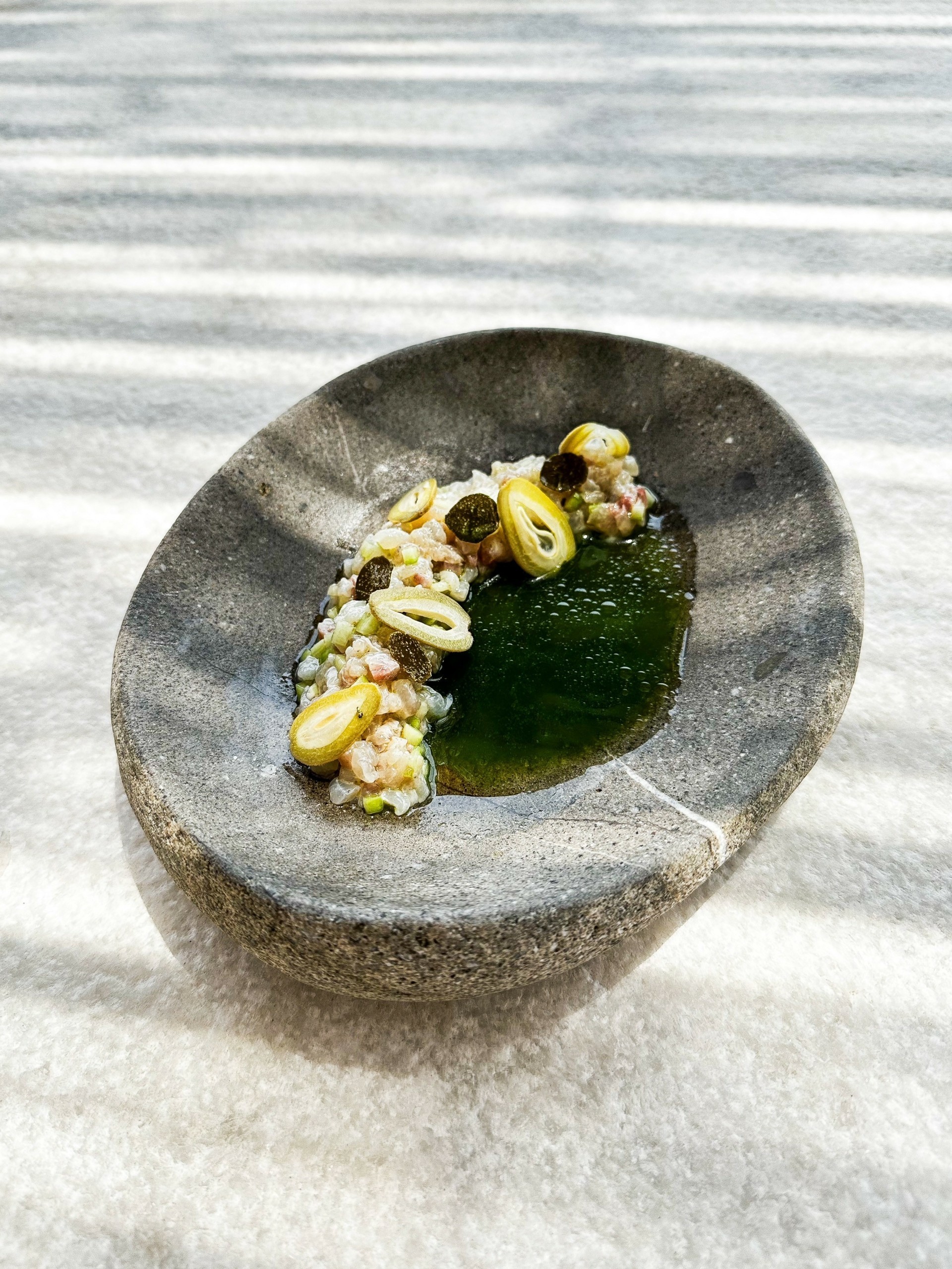 Qhera – Koρυφαία εμπειρία γαστρονομίας πάνω στα κύματα της Θηρασιάς