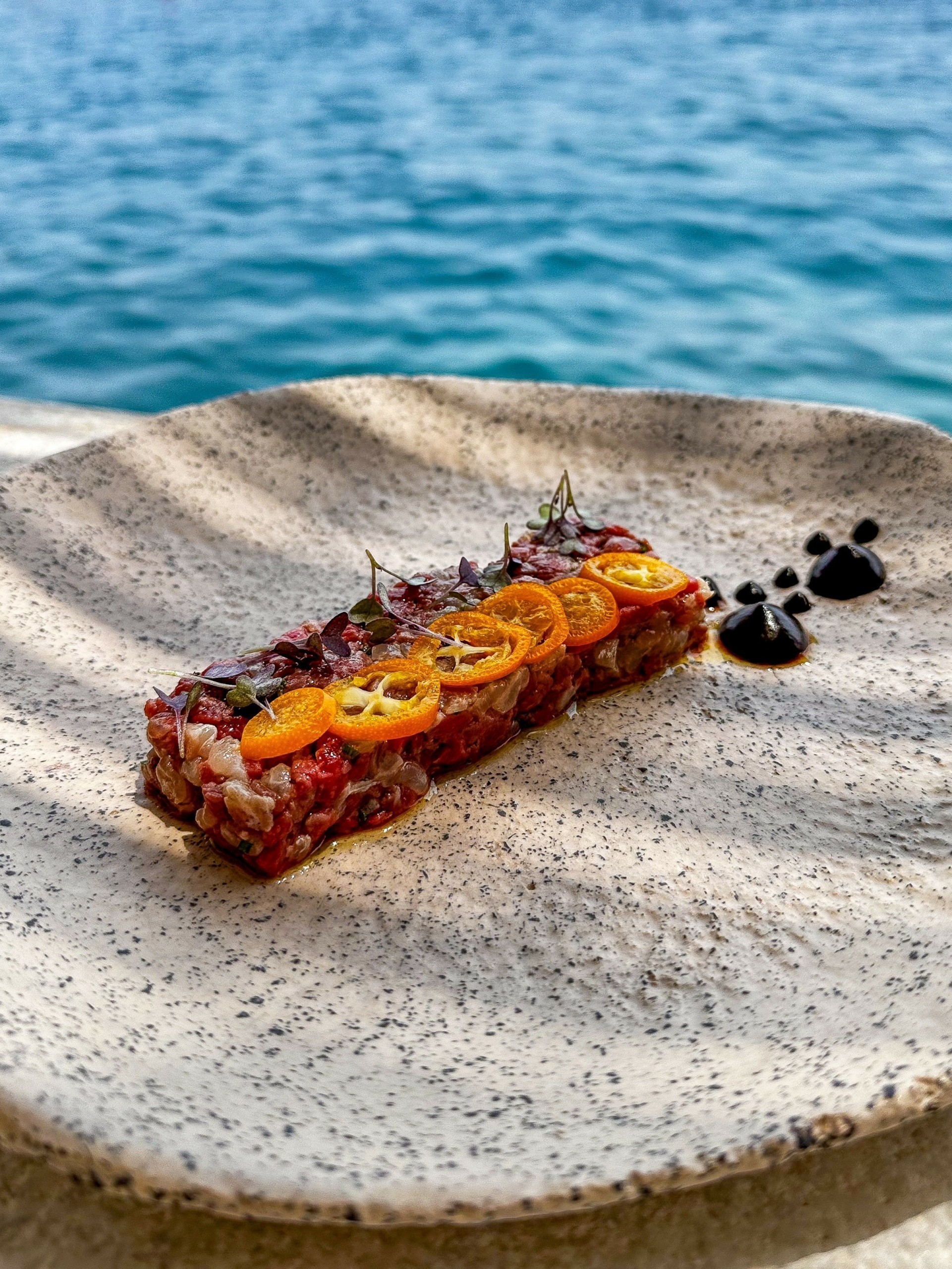 Qhera – Koρυφαία εμπειρία γαστρονομίας πάνω στα κύματα της Θηρασιάς