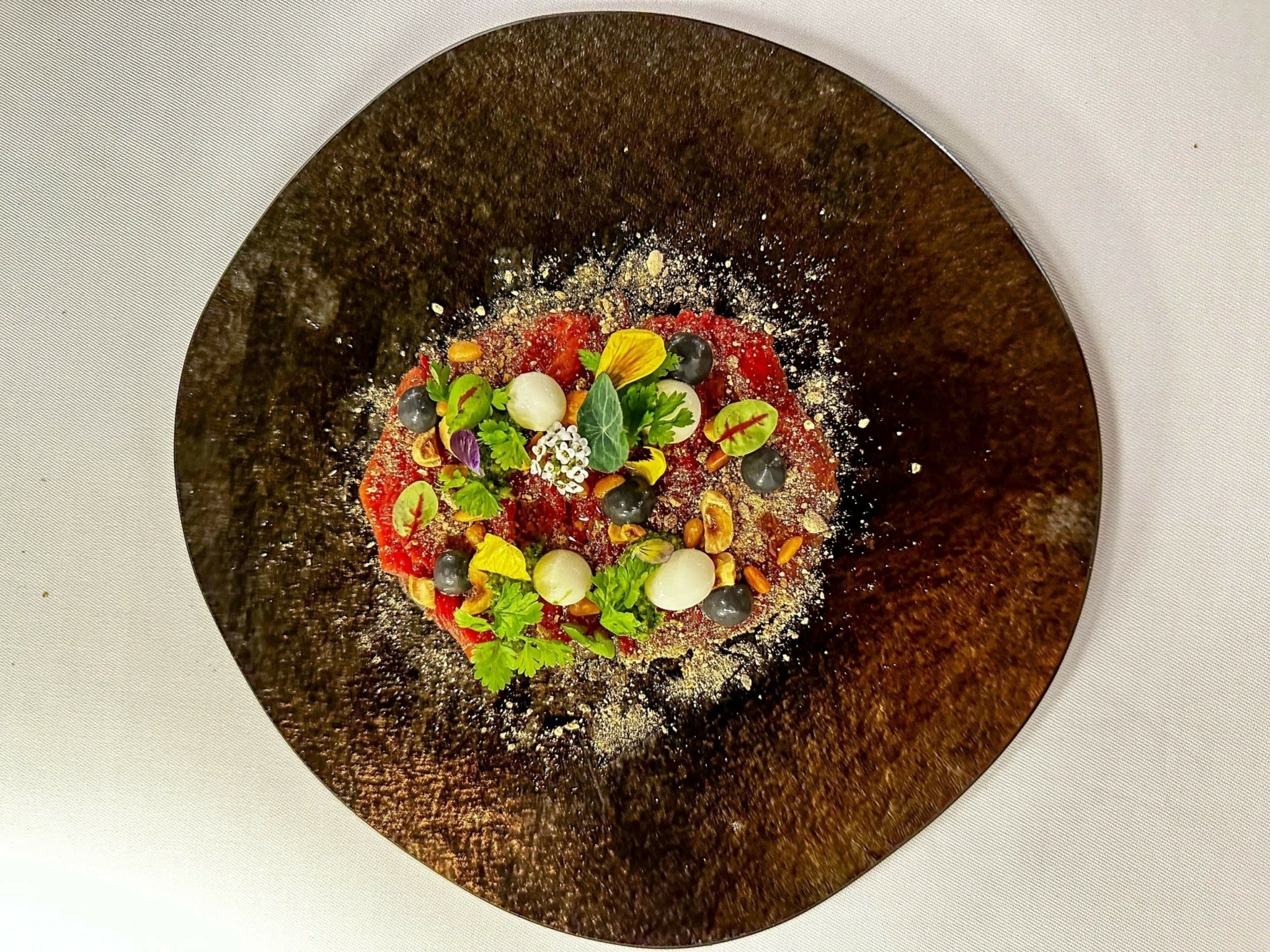 Selene: Δοκιμάζουμε το μενού του εμβληματικού εστιατορίου της Σαντορίνης