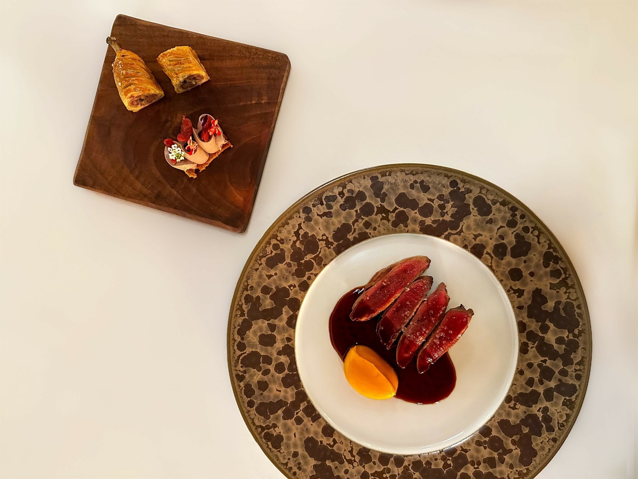 Selene: Δοκιμάζουμε το μενού του εμβληματικού εστιατορίου της Σαντορίνης