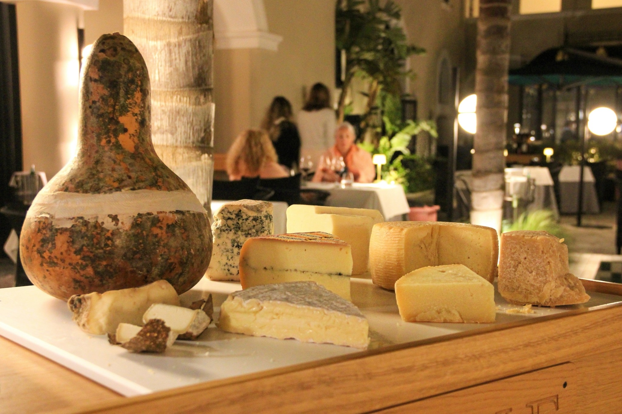 Selene: Δοκιμάζουμε το μενού του εμβληματικού εστιατορίου της Σαντορίνης